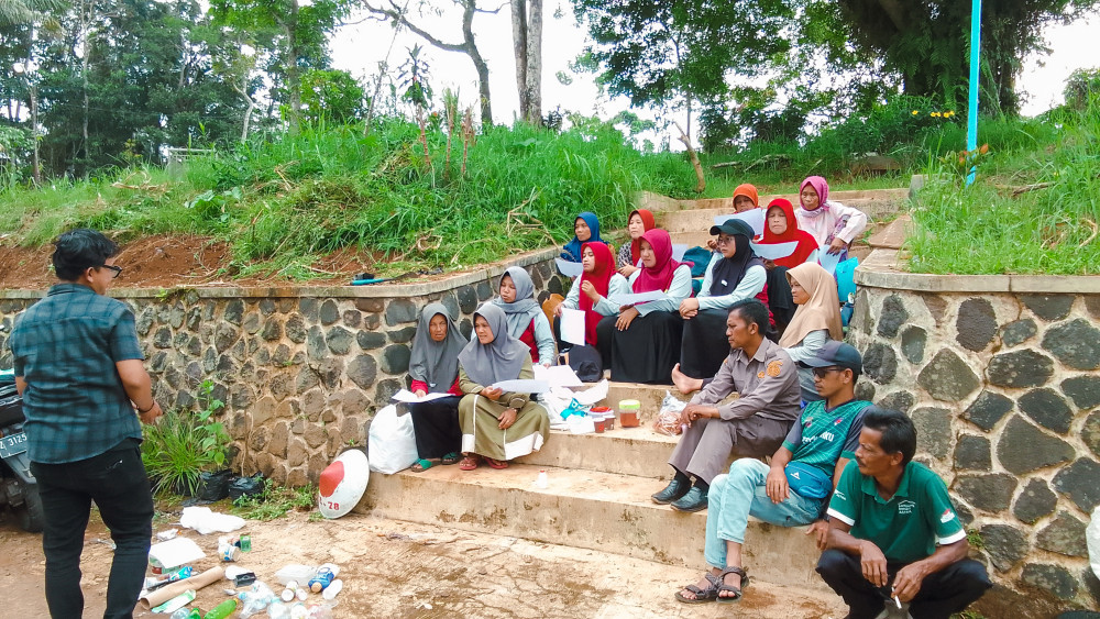 Bank Sampah Unit Jalatrang Berseka melaksanakan Sosialisasi Klasifikasi Jenis Sampah di Dusun Cidoyang